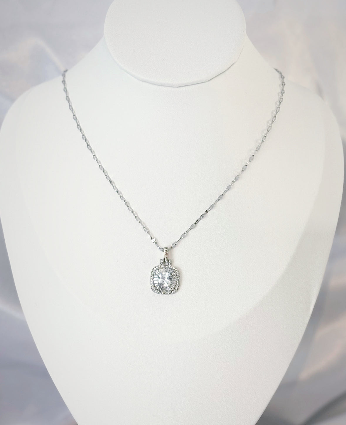 Collier DUBAI